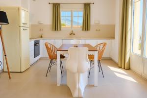 A kitchen or kitchenette at Koukouapartments & Suites