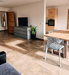 Μια τηλεόραση ή/και κέντρο ψυχαγωγίας στο Eibauer Apartments
