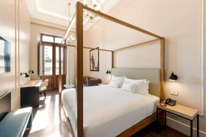 Een bed of bedden in een kamer bij Palmaroga Hotel Asuncion, Tapestry Collection by Hilton