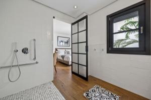 een badkamer met een douche en een raam bij VILLTAK La Maison - Adults Recommended Only in Marbella +37 foto's