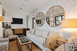 TV a/nebo společenská místnost v ubytování VILLTAK La Maison - Adults Recommended Only