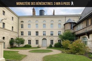 a large building with a walkway in front of it at Charmante Maison de 4 Chambres avec salles de bains indépendantes et privée, idéal pour travailler et pour les vacances in Rouen