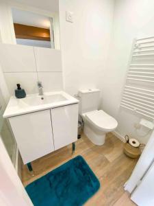 a bathroom with a white sink and a toilet at Charmante Maison de 4 Chambres avec salles de bains indépendantes et privée, idéal pour travailler et pour les vacances in Rouen +42 photos