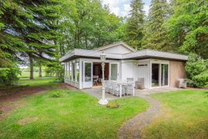 奥尔德伯科普De Das的院子内带桌子的小房子