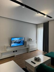 TV a/nebo společenská místnost v ubytování Compas Boutique Hotel