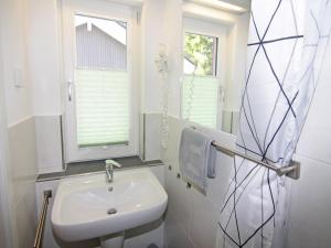 Ein Badezimmer in der Unterkunft Semi-detached house, Zingst