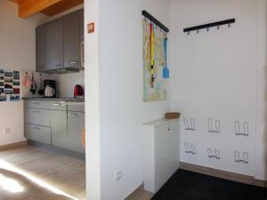 eine Küche mit weißen Schränken und einer Theke in der Unterkunft Semi-detached house, Zingst in Zingst + 29 Fotos