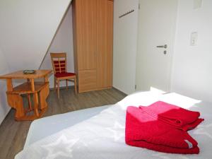 Ein Bett oder Betten in einem Zimmer der Unterkunft Semi-detached house, Zingst