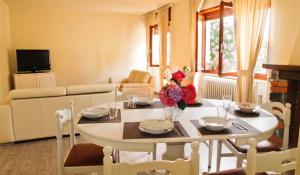 a living room with a table with flowers on it at Isola Bella in Ossuccio