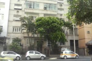 tres coches estacionados frente a un edificio en Apartamento Nossa Senhora, en Río de Janeiro