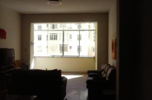 sala de estar con ventana grande y 2 sofás en Apartamento Nossa Senhora, en Río de Janeiro