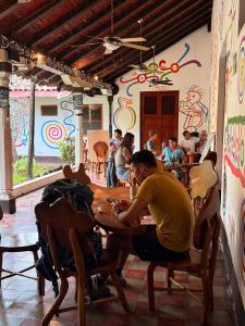 un hombre sentado en una mesa de madera en un restaurante en Cueva Nica, en Granada 70 fotos más