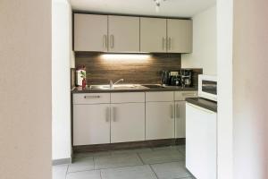 Η κουζίνα ή μικρή κουζίνα στο Ferienhaus Eldeblick direkt am Eldeufer in Parchim +39 φωτογραφίες