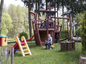 a group of children playing on a playground at Ferienhaus Eldeblick direkt am Eldeufer in Parchim in Parchim