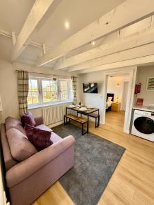 TV a/nebo společenská místnost v ubytování Four Counties Cottage in Collyweston, Perfect for Getaways with Free Parking! + 18 fotografií