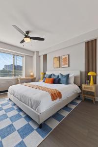 アーリントンにあるModern Arlington Stay - Near DC Metro & Free Parkingのベッドルーム1室(大型ベッド1台、シーリングファン付) +43枚の写真