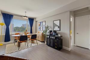 アーリントンにあるModern Arlington Stay - Near DC Metro & Free Parkingのテーブルと椅子のあるリビングルームとダイニングルーム