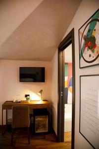 Televízia a/alebo spoločenská miestnosť v ubytovaní MANTRA Suite&Rooms