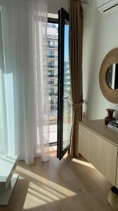 ママイア・ノルドにあるSummer Studio Mamaia Nord CKの街の景色が見える窓のある部屋
