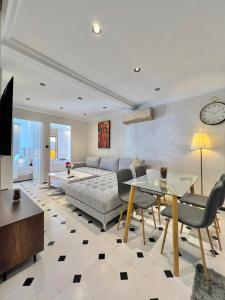 Postel nebo postele na pokoji v ubytování Villa 3 Charme avec Vue sur Mer, Jacuzzi Privé, Face au Carrousel Mall Rabat