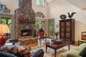 Χώρος καθιστικού στο Cashiers Lux Mountain Home - Large Fire Pit