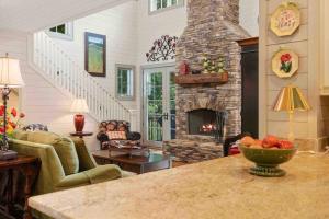 Χώρος καθιστικού στο Cashiers Lux Mountain Home - Large Fire Pit +42 φωτογραφίες