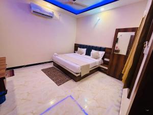 Shri Sarju Palace客房内的一张或多张床位
