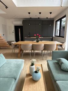 ein Wohnzimmer mit einem Holztisch und Stühlen in der Unterkunft Willa Horyzont Borsk in Borsk