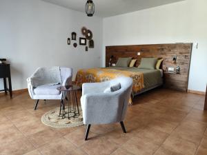 A bed or beds in a room at Casa Loko Még 37 kép