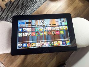 una tableta sobre una silla en White Pines Lodge- Wooded Retreat, en Cub Run 31 fotos más