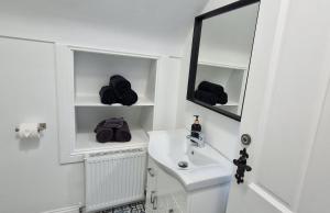 Fotografie z fotogalerie ubytování 2 Bed cottage-Sleeps 4-Private Garden-Parking v destinaci Omagh