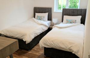 Postel nebo postele na pokoji v ubytování 2 Bed cottage-Sleeps 4-Private Garden-Parking