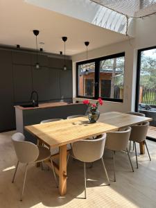 ein Esszimmer mit einem Holztisch und Stühlen in der Unterkunft Willa Horyzont Borsk in Borsk + 39 Fotos