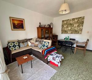 a living room with a couch and a table at Casa-Apt de 2 Dormitorios Perfecta Ubicacion in Piriápolis