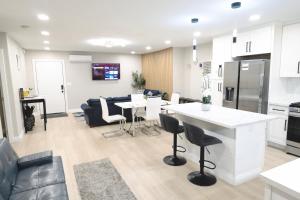 eine Küche und ein Wohnzimmer mit Tisch und Stühlen in der Unterkunft Xlnc Exotic Home Spring Valley in Spring Valley