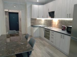 Kuchyň nebo kuchyňský kout v ubytování AVALON Apart-Hotel