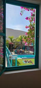 Bazén v ubytování The Upcycled Hostel Huacachina nebo v jeho okolí