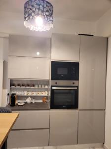 una cocina con nevera y microondas en House Angelina, en Civitavecchia