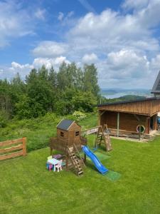 WerlasにあるDomki Bingo i Blueの遊び場付きの庭
