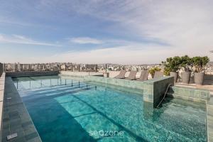 Πισίνα στο ή κοντά στο Estúdio em Prédio com Piscina em Porto Alegre - JRE