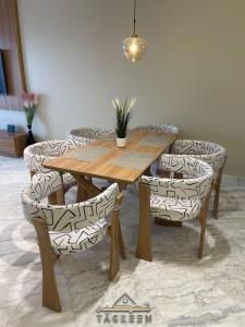 Khu vực ghế ngồi tại 3BR Nile View in the Heart of Zamalek