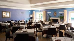 Una televisión o centro de entretenimiento en Dolce by Wyndham Siracusa - I Monasteri Golf & Spa