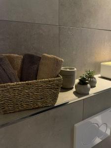 two baskets sitting on a counter in a bathroom at Ferienwohnung Elya, Ihre Auszeit zwischen Therme, Outlet, Natur in Bad Münstereifel