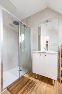 ein Badezimmer mit Glasdusche und Waschbecken in der Unterkunft Charmant appartement duplex, 6 personnes, 3 chambres, 2 salle de bains, dans Loudenvielle à 50m du skyvall in Loudenvielle + 22 Fotos