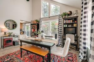 Gallery image of Hike, Swim and Golf Home Near Dtwn Twain Harte in Twain Harte +23 photos