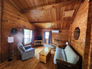 Posezení v ubytování Ingonish Chalets