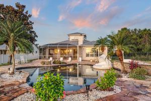 a home with a swimming pool and palm trees at 5Br Sleeps 16 Private Pool-Dog Friendly-Fire Pit in Lake Placid