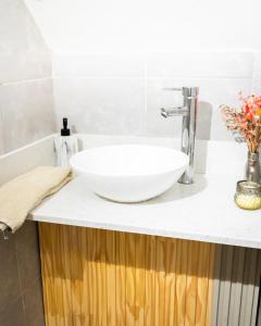 a white bowl sink on a counter in a bathroom at Firmat Apart Premium Estadías confortables para empresas y familias 2 in Firmat +8 photos