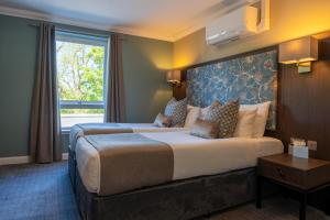 Postel nebo postele na pokoji v ubytování Nevis Bank Inn