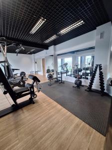 ein Fitnessstudio mit mehreren Laufbändern und Geräten darin in der Unterkunft Laguna Resort Beskidy & Wellness in Zarzecze